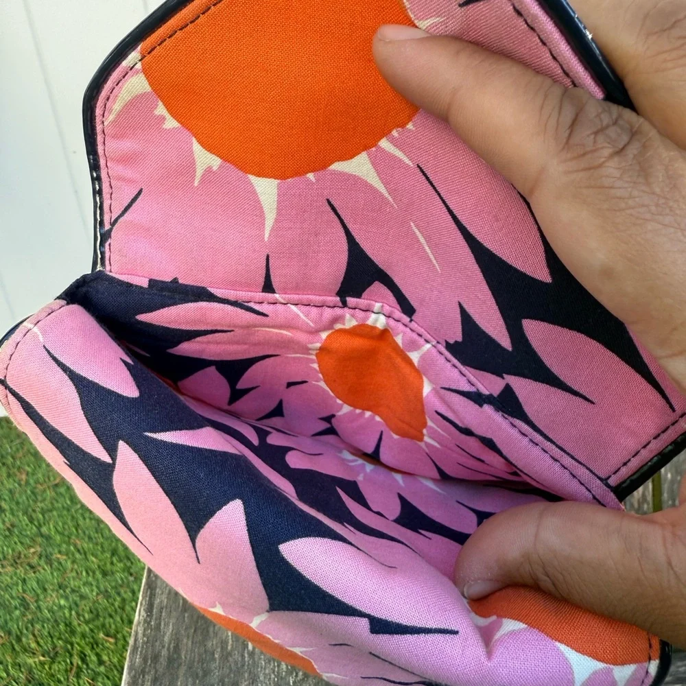VERA BRADLEY Gerber Daisy Pink Navy Blue Quilted Wallet Wristlet Clutch Passport